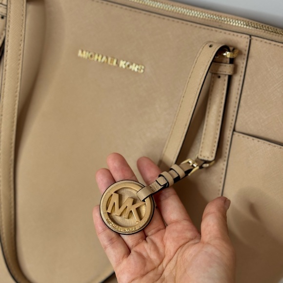 Michael Kors Jet Set Travel Large Tote Oyster Beige Saffiano Leather Top Zip Bag - Picture 3 of 15